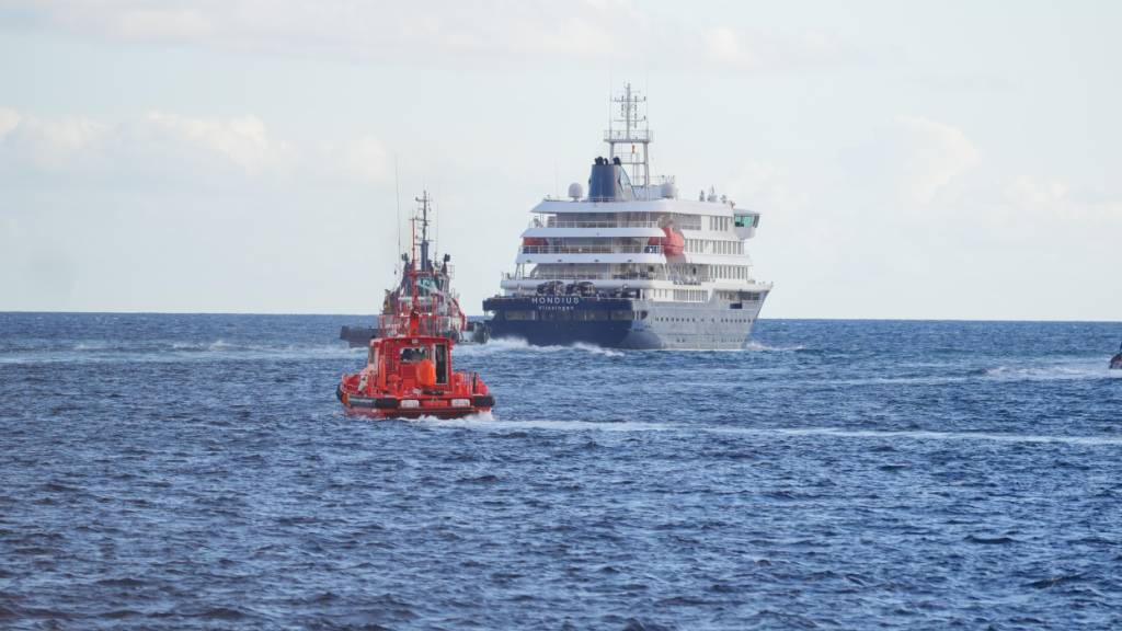 Rettungskräfte sind am Kreuzfahrtschiff «Hondius» in der Nähe des Hafens von Granadilla im Einsatz. Foto: Europa Press Canarias/EUROPA PRESS/dpa