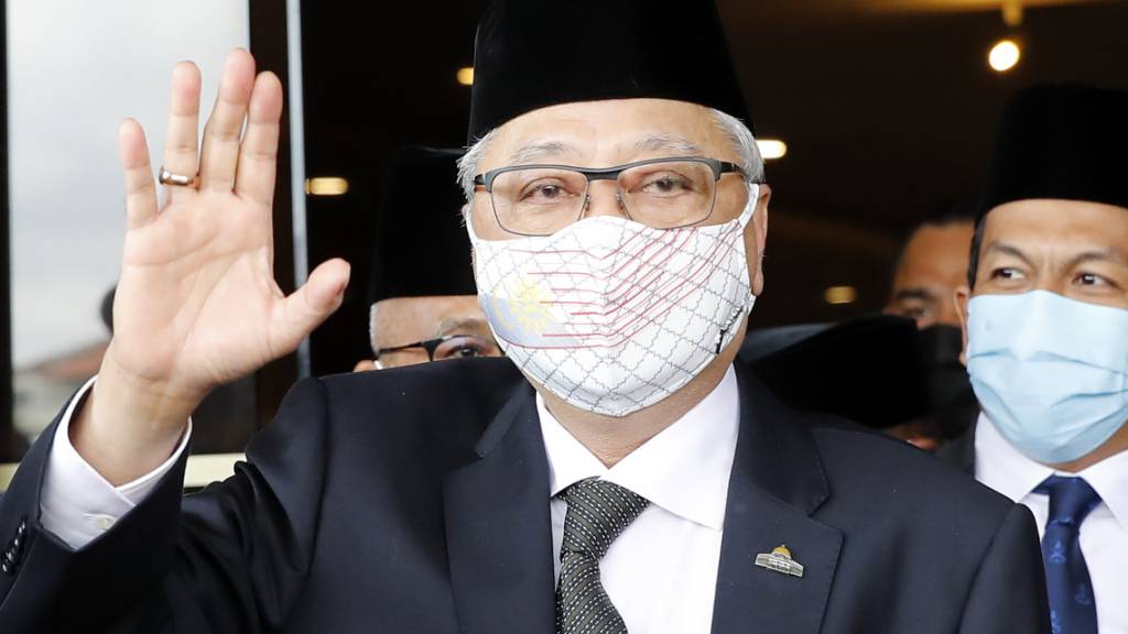 Der ehemalige stellvertretende Premierminister Ismail Sabri Yaakob winkt den Journalisten zu. Nach dem Rücktritt der malaysischen Regierung wegen Kritik am Umgang mit der Corona-Pandemie ist Yaakob zum neuen Ministerpräsidenten des Landes ernannt worden. Foto: Fl Wong/AP/dpa