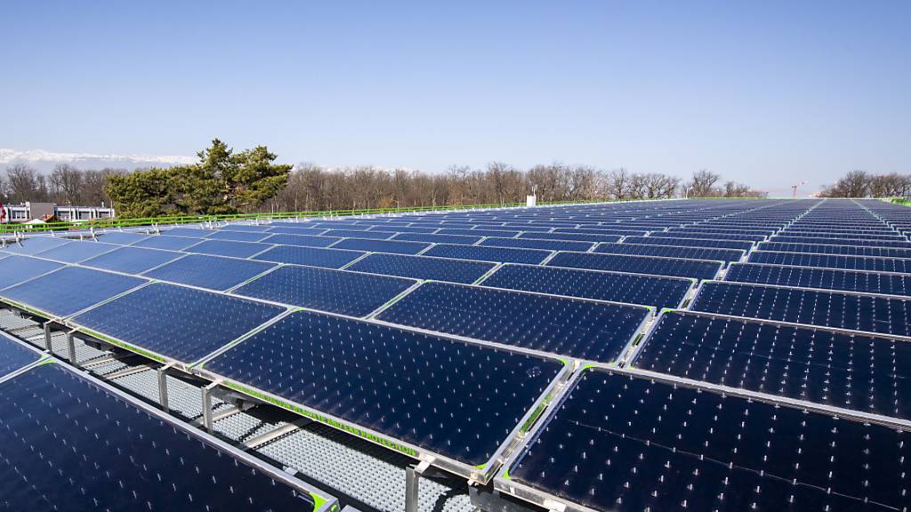 Solaranlage bei Genf: Der beschleunigte Zubau von Fotovoltaik spielt im Energie-Szenario 2050 des Stromkonzerns Axpo eine wichtige Rolle. (Archivbild)