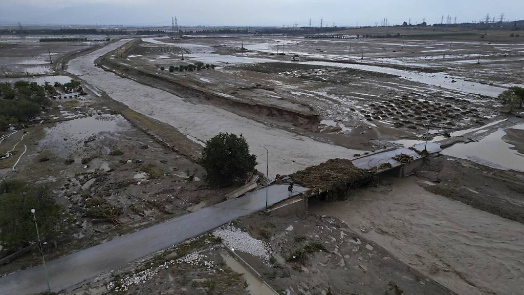Hochwasser und Schlamm bedecken den Boden im griechischen Nea Lefki nach einem Rekordregen. Foto: Vaggelis Kousioras/AP/dpa