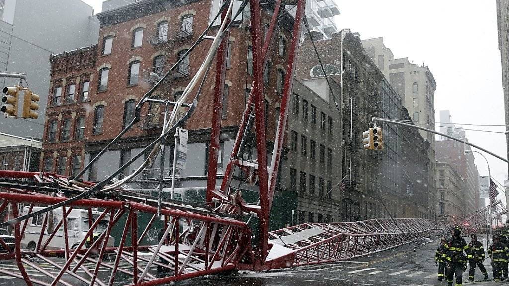 Der umgestürzte Kran liegt in den Strassen New Yorks.