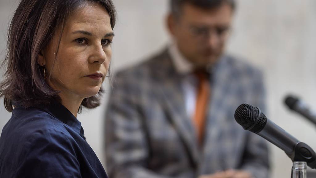 Annalena Baerbock, Bundesaußenministerin, gibt eine Pressekonferenz mit dem ukrainischen Aussenminister Dmytro Kuleba im Aussenministerium in Kiew. Foto: Oliver Weiken/dpa