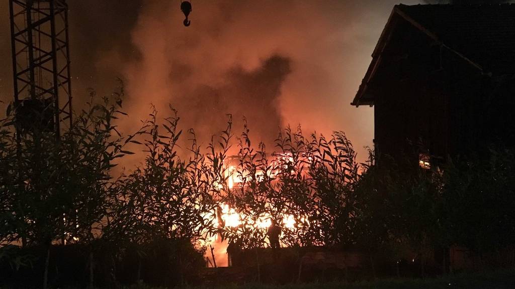 Die Schreinerei in Thusis brennt lichterloh. ©Kapo GR
