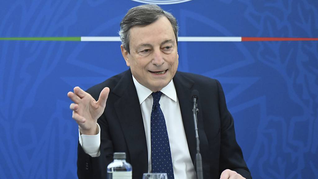 Der italienische Premierminister Mario Draghi kündigt an, mit EU-Hilfen die Kluft zwischen den italienischen Regionen schließen zu wollen. Foto: Alberto Pizzoli/AFP Pool/dpa