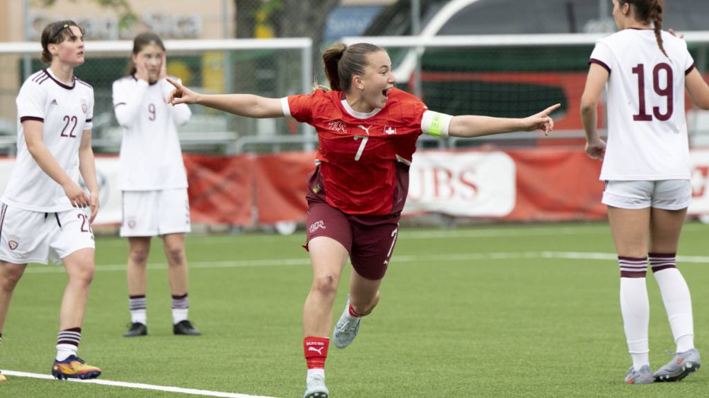 Emilie Mece, hier beim Torjubel für das Schweizer U19-Nationalteam, trifft beim Serie-A-Debüt für Napoli gegen ihren Besitzerklub