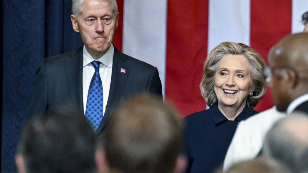 ARCHIV - Die ehemalige Außenministerin Hillary Clinton, rechts, und der ehemalige Präsident Bill Clinton treffen vor der Amtseinführung des Präsidenten in der Rotunde des US-Kapitols in Washington ein. Foto: Kenny Holston/Pool The New York Times/AP/dpa (Archivbild)