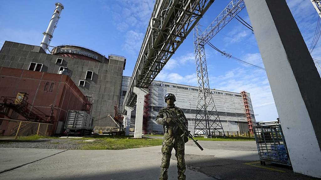 ARCHIV - Auf diesem während einer vom russischen Verteidigungsministerium organisierten Reise aufgenommenen Foto bewacht ein russischer Soldat einen Bereich des Kernkraftwerks Saporischschja in einem Gebiet unter russischer Militärkontrolle im Südosten der Ukraine. Foto: -/AP/dpa