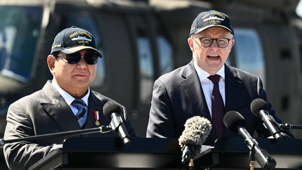 Der australische Premierminister Anthony Albanese (r) und der indonesische Präsident Prabowo Subianto verkünden an Bord der HMAS Canberra auf dem Flottenstützpunkt East in Sydney ein Sicherheitsabkommen. Foto: Dan Himbrechts/AAP/dpa