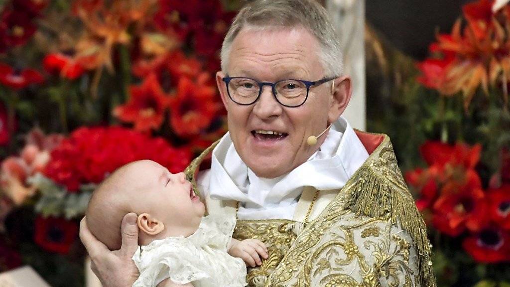 Nicht ganz zufrieden: Der schwedische Prinz Gabriel bei seiner Taufe auf dem Arm des Erzbischofs.