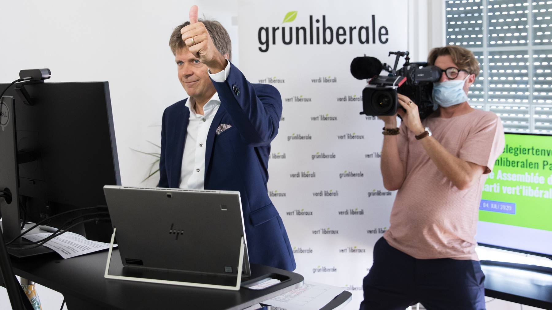 Jürg Grossen, Präsident der GLP, gibt das Zeichen zum Start der digitalen Delegiertenversammlung seiner Partei.
