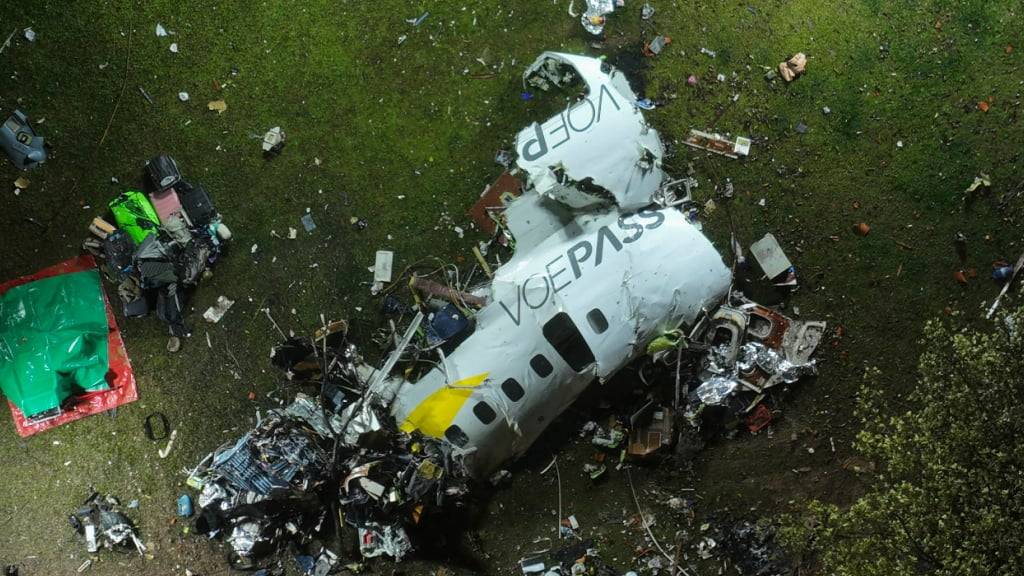 Die Trümmer an der Absturzstelle eines Flugzeugs mit 61 Menschen an Bord im brasilianischen Bundesstaat Sao Paulo. Foto: Andre Penner/AP/dpa