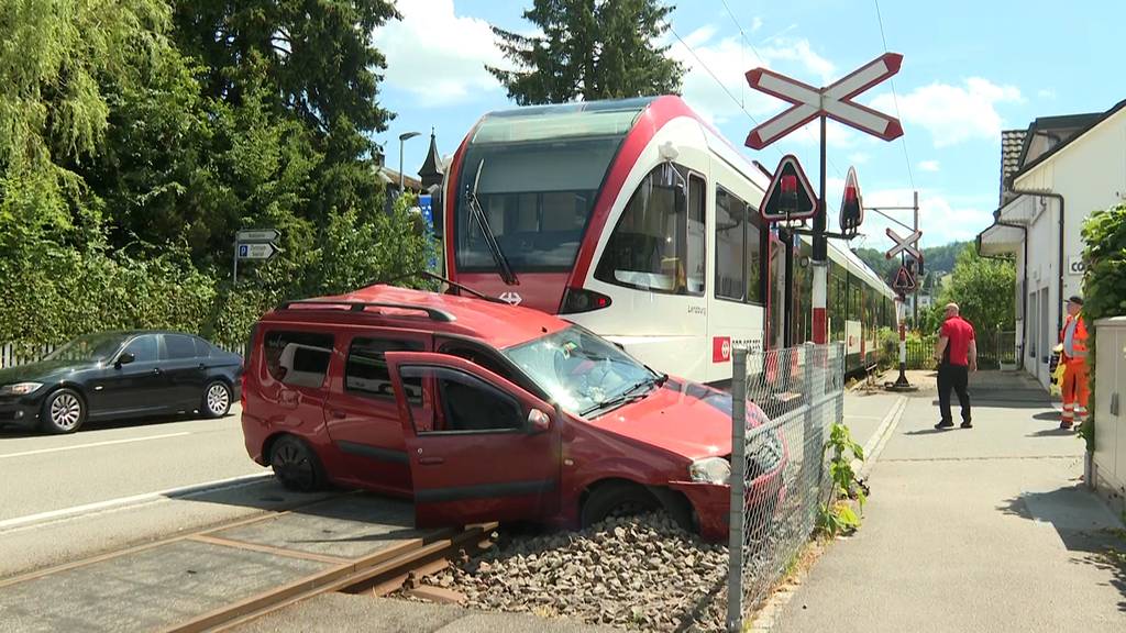 Seon: S-Bahn kracht in Auto – Fahrer bleibt unverletzt