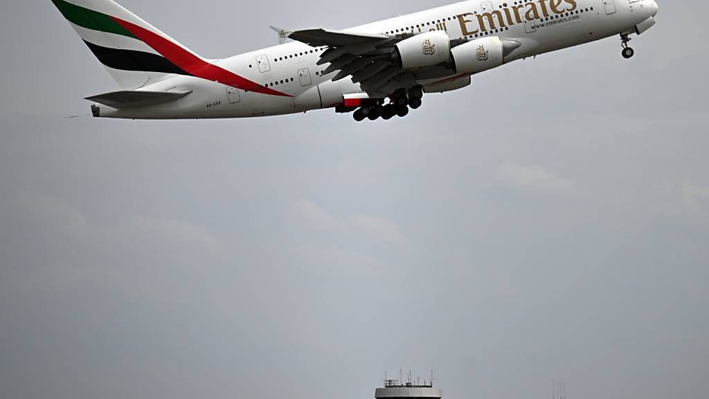 ARCHIV - Pager oder Walkie-Talkies sind auf Emirates-Flügen künftig verboten. Foto: Federico Gambarini/dpa