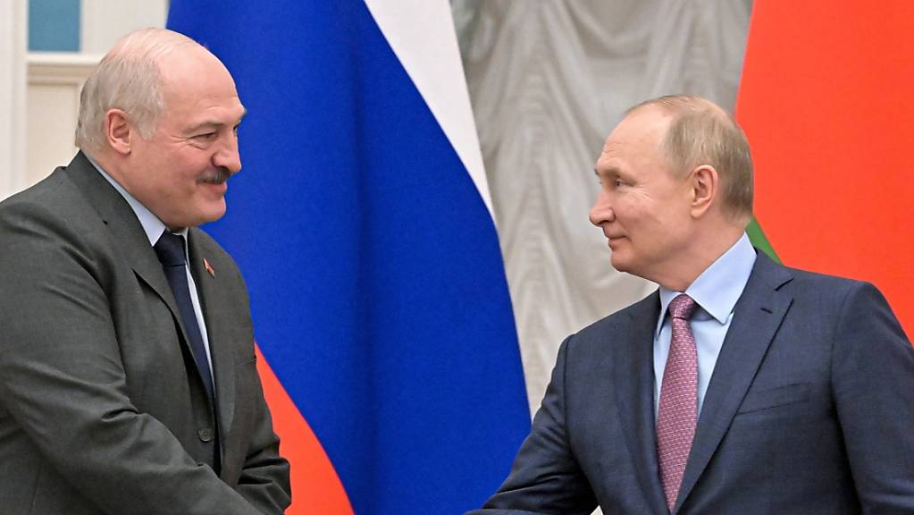 Wladimir Putin (r), Präsident von Russland, und Alexander Lukaschenko, Präsident von Belarus, geben sich nach einer gemeinsamen Pressekonferenz nach ihren Gesprächen im Kreml die Hand.