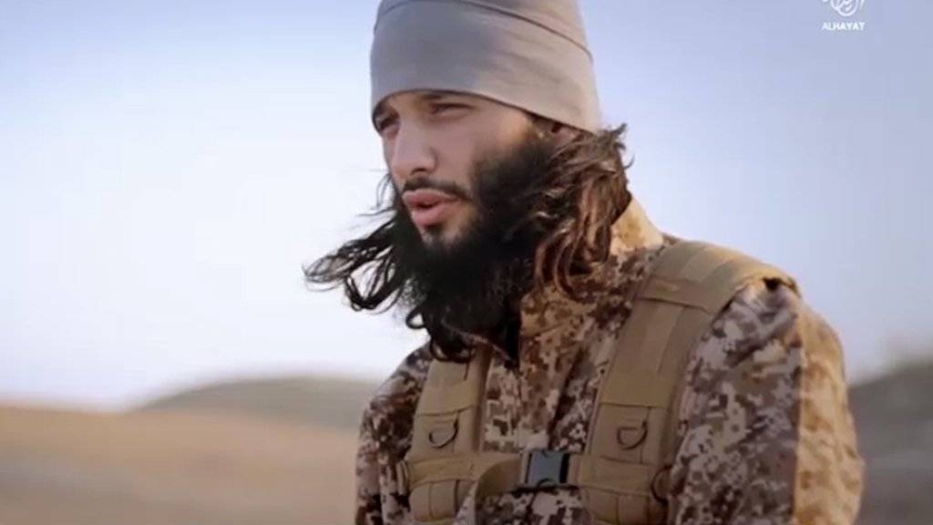 Ein Video, das von der Terrormiliz Islamischer Staat verbreitet wurde, zeigt einen französischen IS-Kämpfer: Die jüngste Propaganda der Miliz widerspiegelt ihre militärischen Rückschläge. (Archivbild)