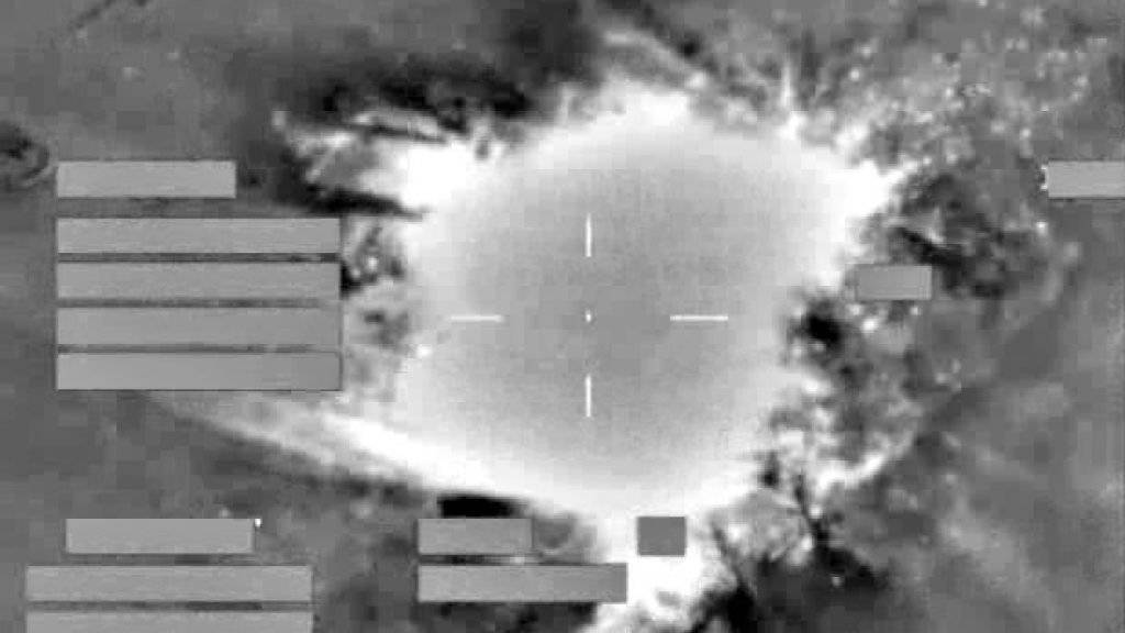 Luftaufnahmen sollen zeigen, wie ein IS-Geldlager in Mossul zerstört wird. (Symbolbild)