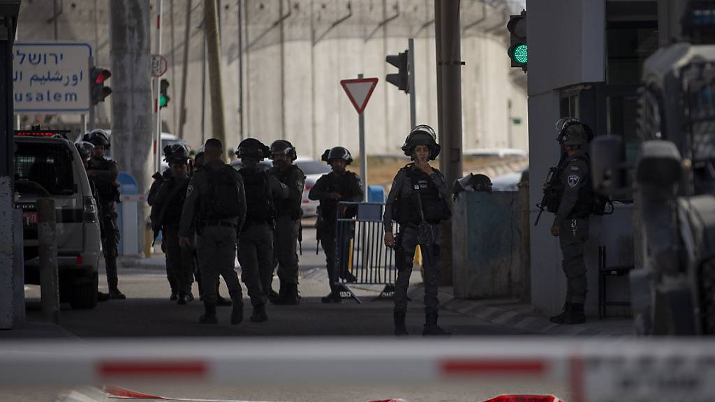 Mitglieder der israelischen Streitkräfte versammeln sich an einem Kontrollpunkt zwischen Jerusalem und Ramallah, an dem eine Frau erschossen wurde. (Archivbild) Foto: Majdi Mohammed/AP/dpa