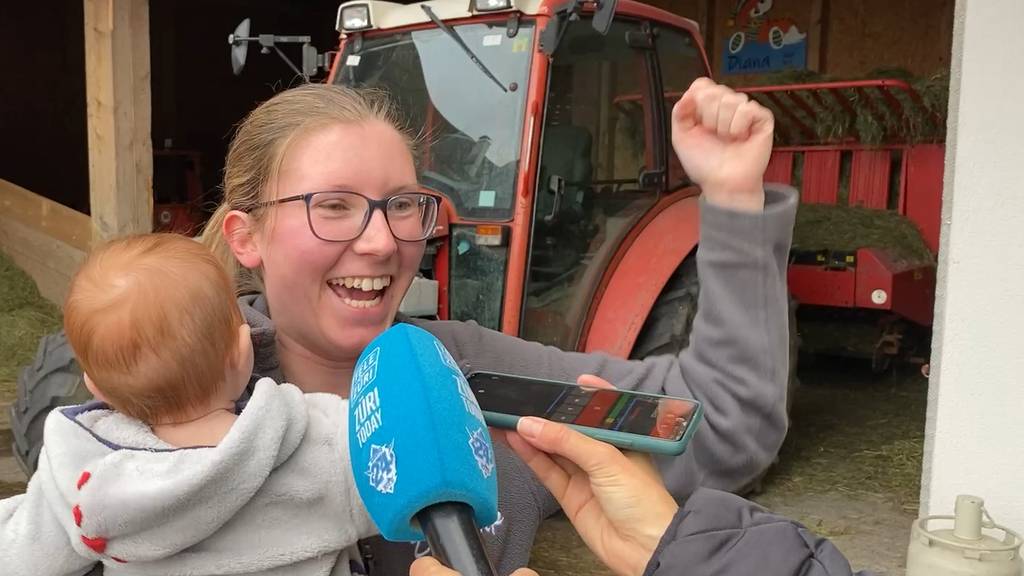Überglückliche Cornelia aus Trachslau SZ staubt die ersten 1000 Franken ab