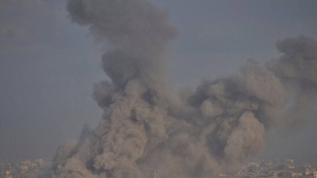 Rauch einer Explosion steigt im nördlichen Gazastreifen auf, gesehen von einem Standort im Süden Israels. Foto: Ohad Zwigenberg/AP/dpa
