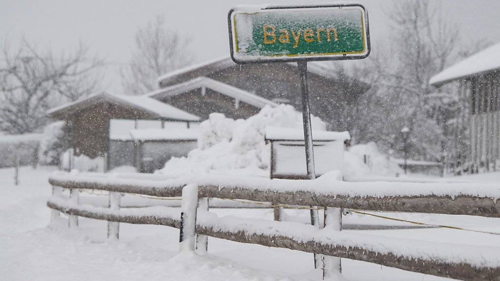 Der Süden Bayerns wappnet sich für weitere starke Schneefälle.
