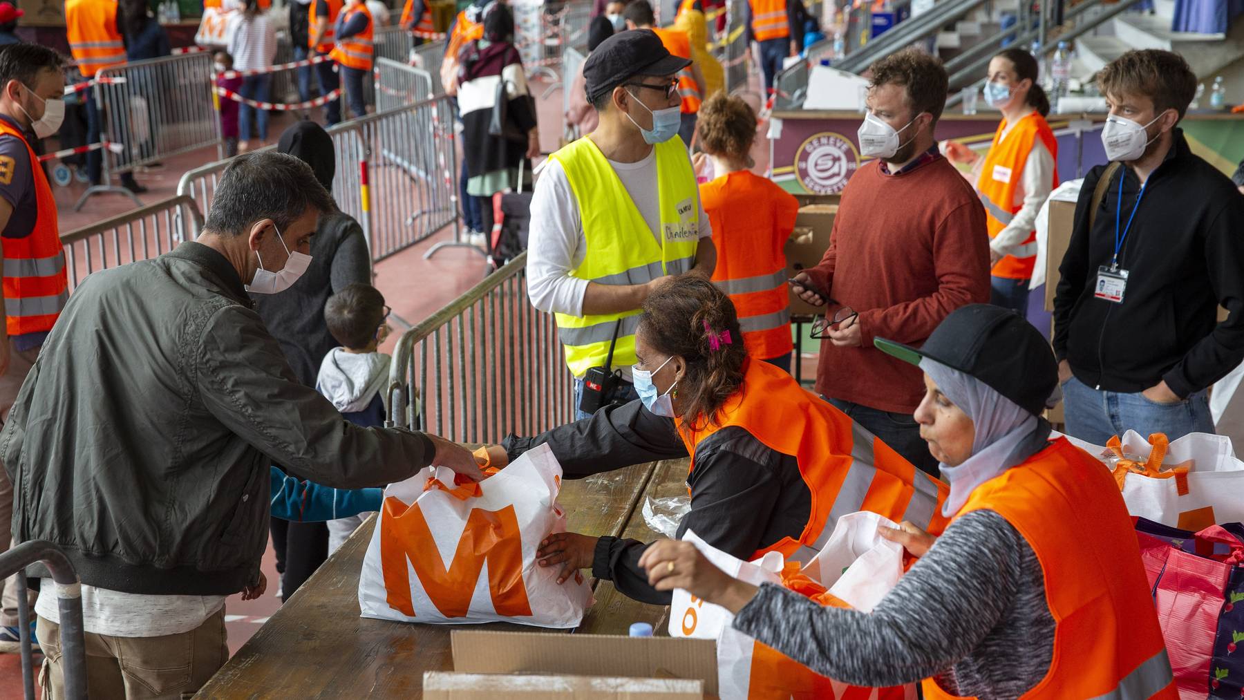 Zum letzten Mal sind am Samstag in der Eisbahn von Les Vernets bei Genf 3000 Hilfspakete an Bedürftige verteilt worden.