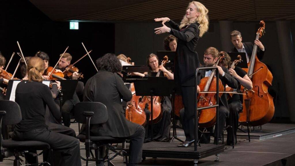 Lena-Lisa Wüstendörfer dirigiert das Swiss Orchestra. (Archivaufnahme)