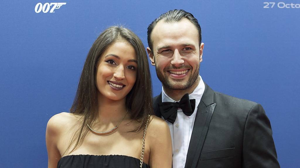 Lorenzo Leutenegger (33) und seine Freundin Sara Ganz (23) - hier letztes Jahr bei der Premiere von «Spectre» - wollen Nägel mit Köpfen machen und haben sich am Wochenende verlobt. (Archivbild)
