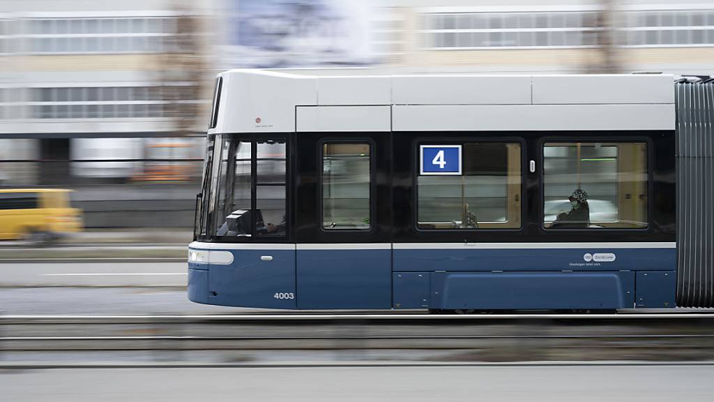 Ein Flexity-Tram der Linie 4 fährt auf der Pfingstweidstrasse in Zürich. Ein 27-jähriger Velofahrer ist nach einer Kollision mit einem Tram dieses Modells am Samstag im Spital verstorben. (Archivbild)