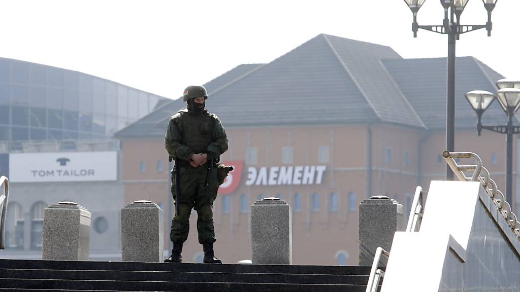 Ein Soldat des belarussischen Innenministeriums bewacht eine leere Straße, um Proteste der Opposition zu verhindern. Foto: Uncredited/BelaPan/dpa
