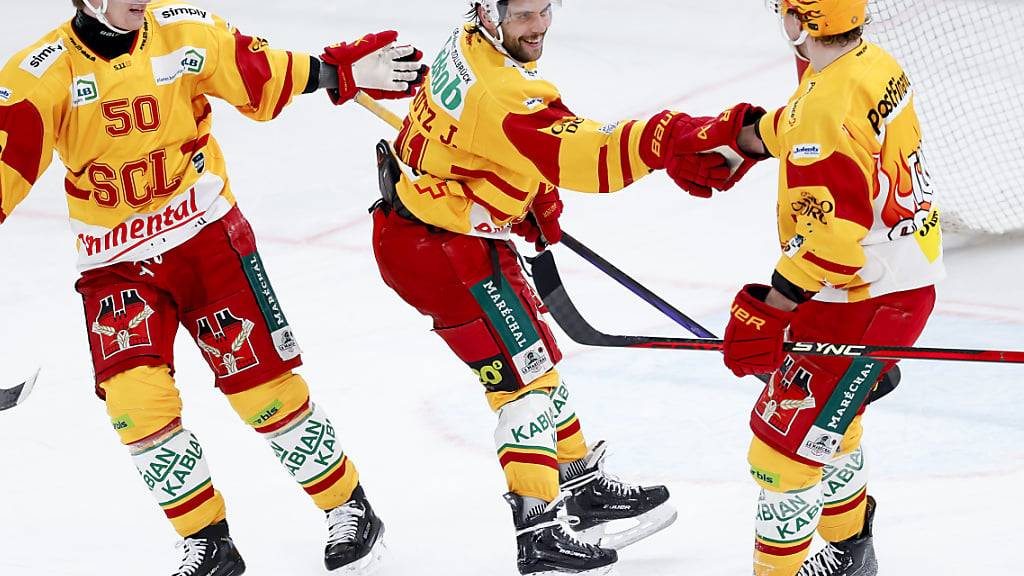 Julian Schmutz (Mitte) freut sich über das 4:2 in Rapperswil, das den Langnauer Sieg sicherstellte