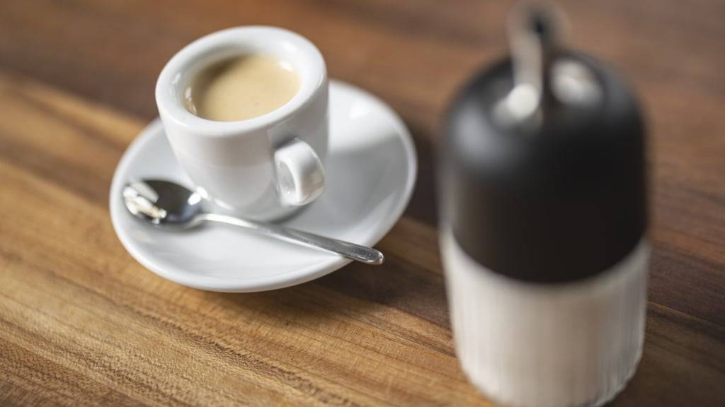 In der Schweiz ist die Tasse Kaffee im Restaurant teurer geworden. Im Durchschnitt wurden in diesem Jahr in Restaurants für ein Café crème 7 Rappen mehr bezahlt als im letzten Jahr.(Archivbild)