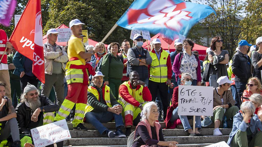 Angestellte der Stadt Genf und Gewerkschafter protestieren gegen Einsparungen auf dem «Buckel des Personals».