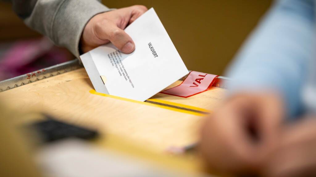 Ein Wähler wirft einen Wahlumschlag in eine Wahlurne in einem Wahllokal im Rathaus von Malmö. Foto: Johan Nilsson/TT News Agency via AP/dpa