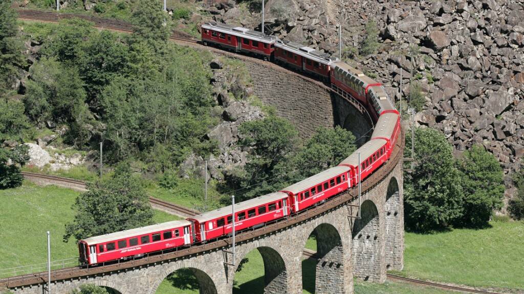 Auch auf dem berühmten Kreisviadukt der Berninalinie bei Brusio im Puschlav fahren eine Woche lang keine Züge.