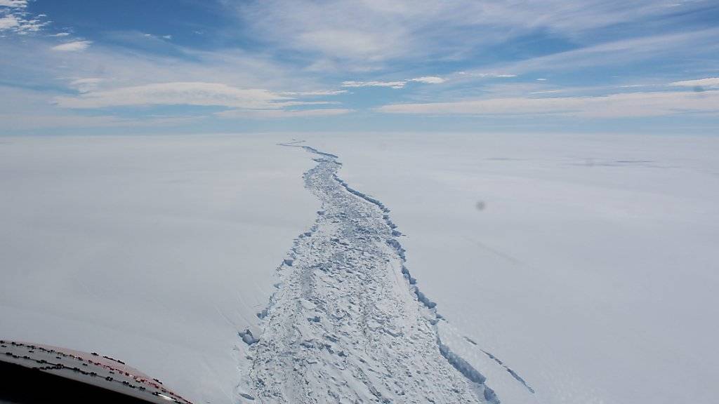 Das Larsen-C-Schelfeis in der Antarktis, von dem sich der gigantische Eisberg gelöst hatte. Die Forscher beobachten grössere Risse im verbliebenen Schelfeis. (Bild vom Februar 2017)