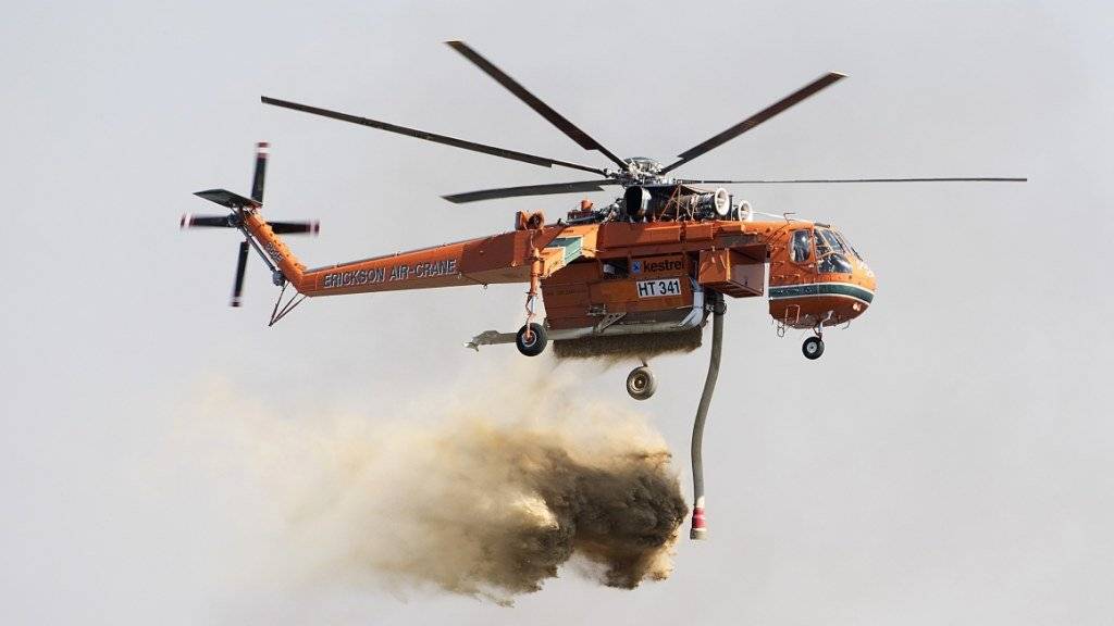 Helikopter wirft über Carrum Downs Wasser ab.