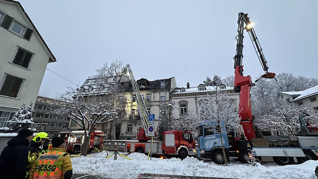 Krane im Einsatz bei dem durch einen Brand beschädigten Mehrfamilienhaus in St. Gallen.