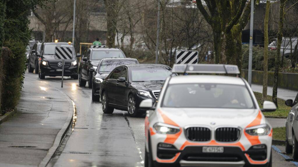Die italienische Delegation traf kurz vor 10 Uhr am Sitz des Bundesamtes für Justiz (BJ) ein, wo das Treffen mit den Walliser Strafverfolgungsbehörden stattfindet.