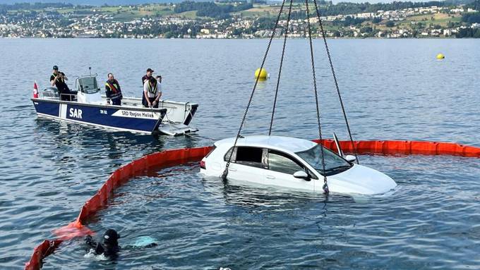 Frau fährt mit Auto über Schiffssteg in den Zürichsee 