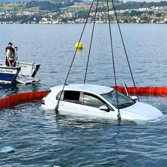 Frau fährt mit Auto über Schiffssteg in den Zürichsee 