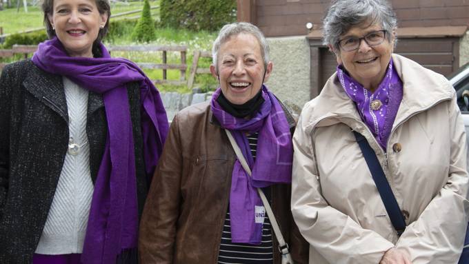 Frauen feiern in Pionierdorf Unterbäch VS 50 Jahre Frauenstimmrecht