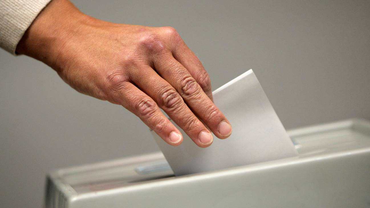 Wahlen Urne Abstimmung Symbolbild