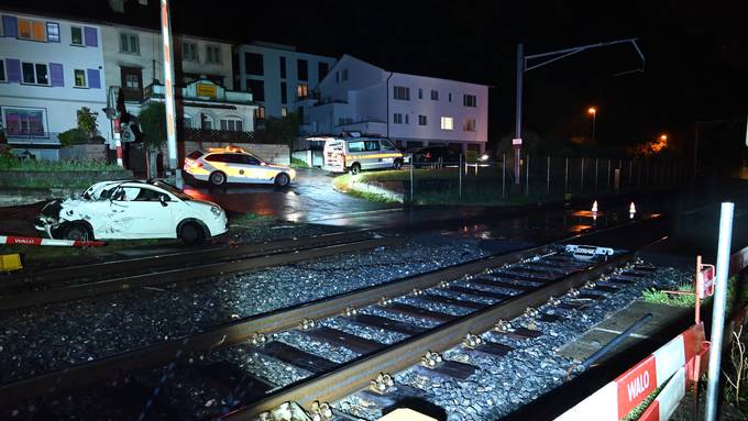 Zug crasht in Auto – Lenker (40) war ins Schotterbett geraten