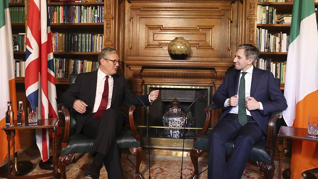 Taoiseach Simon Harris (r) hört Sir Keir Starmer, Premierminister von Großbritannien, zu bei einem Treffen in Farmleigh, dem offiziellen Gästehaus des irischen Staates in Dublin, vor dem Fußballspiel der Republik Irland gegen England in der irischen Hauptstadt. Foto: Peter Morrison/AP/dpa