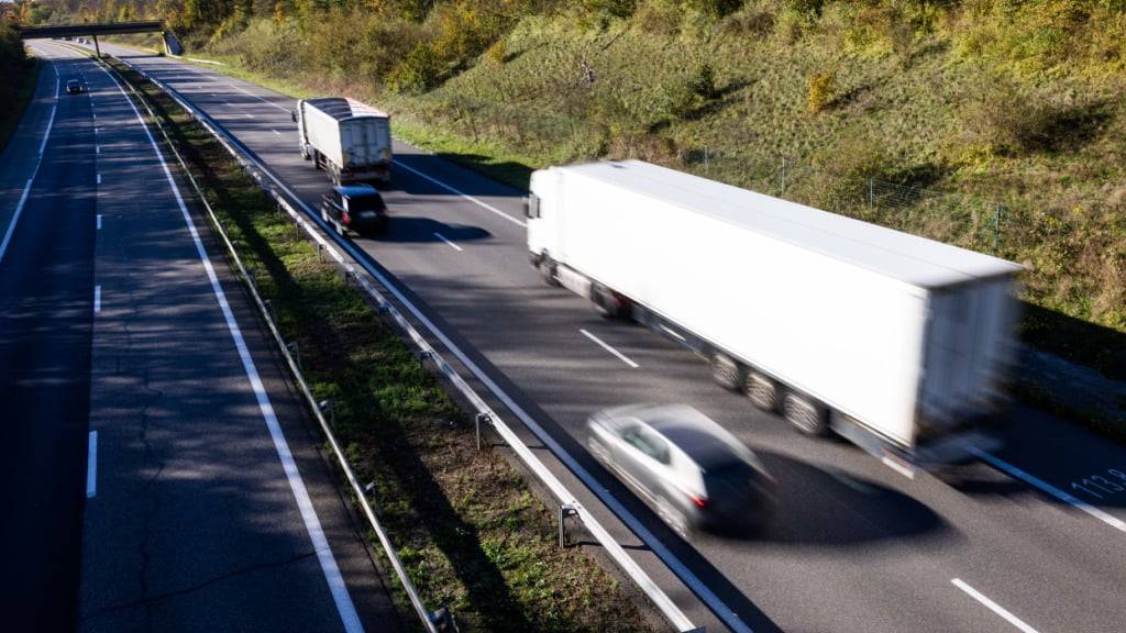 ARCHIV - Autos und Lastwagen sind auf der Autobahn A36 zu sehen. Die französische Polizei hat in einem aus Spanien kommenden Lastzug 1,3 Tonnen Kokain im Wert von rund 30 bis 40 Millionen Euro entdeckt. Foto: Philipp von Ditfurth/dpa/Symbolbild