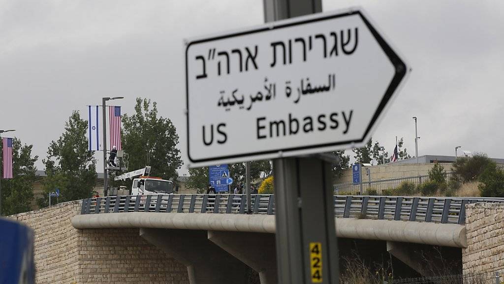 US-Präsident Trump wird nicht an der Einweihung der US-Botschaft in Jerusalem am 14. Mai teilnehmen. Trumps Entscheidung, Jerusalem als israelische Hauptstadt anzuerkennen und die Botschaft von Tel Aviv dorthin zu verlegen, stellt einen scharfen Bruch mit der jahrzehntelangen US-Politik dar.