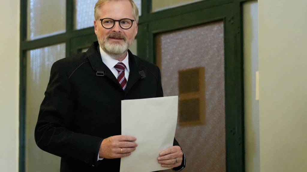 ARCHIV - Der tschechische Regierungschef Petr Fiala gibt seine Stimme bei den Parlamentswahlen in einem Wahllokal ab. Nach der Niederlage seiner liberalkonservativen Koalition hat sein Kabinett nun seinen Rücktritt erklärt. Foto: Darko Bandic/AP/dpa