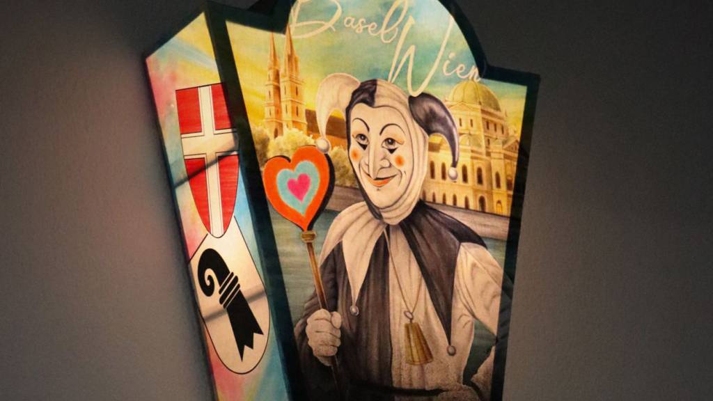 Basel überreicht dem neuen ESC-Gastgeber Wien eine Fasnachtslaterne mit Wahrzeichen aus beiden Städten.