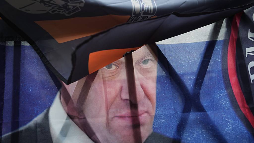 Blick auf ein Porträt des russischen Söldnerführers Prigoschin an einer informellen Gedenkstätte. Jewgeni Prigoschin ist nach Angaben seines Pressedienstes bereits in seiner Heimatstadt St. Petersburg beerdigt worden. Foto: Alexander Zemlianichenko/AP/dpa