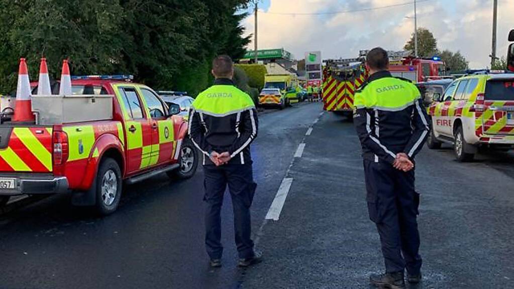 Rettungskräfte sind nach einer Explosion an einer Tankstelle in der Grafschaft Donegal im Einsatz.